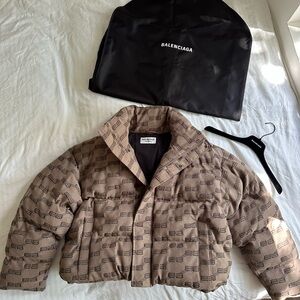 AUTHENTIC BALENCIAGA MONOGRAM PUFFER IN BEIGE worn only once for event!
Size S